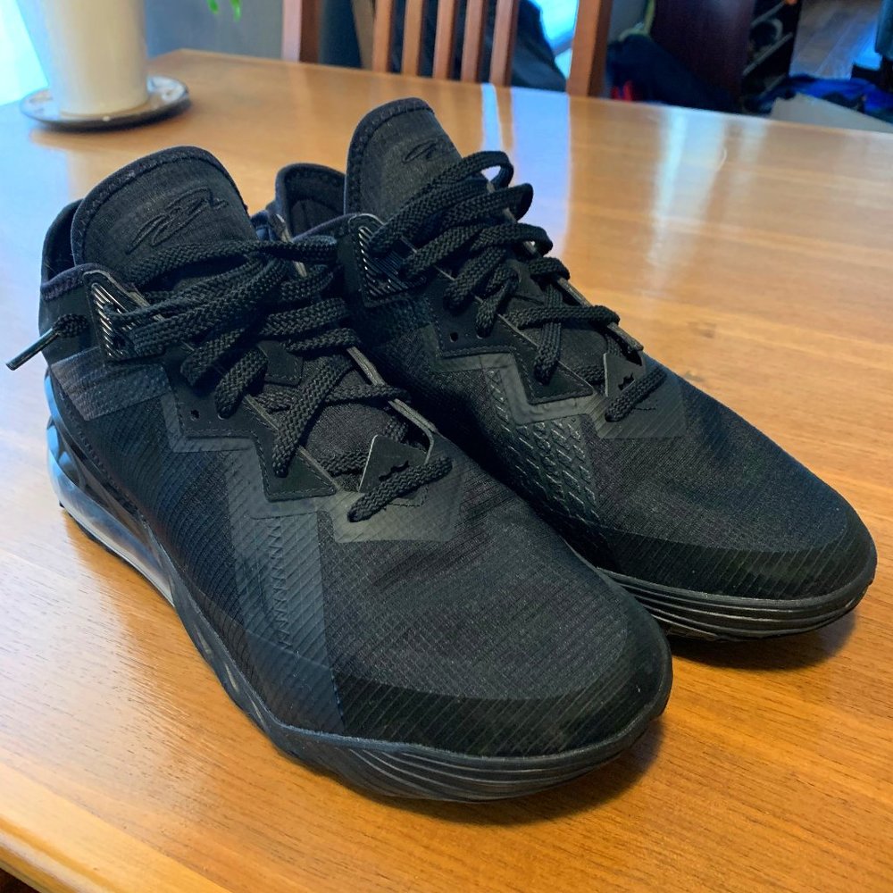 Nike Lebron XVIII Low Size 10.5 black